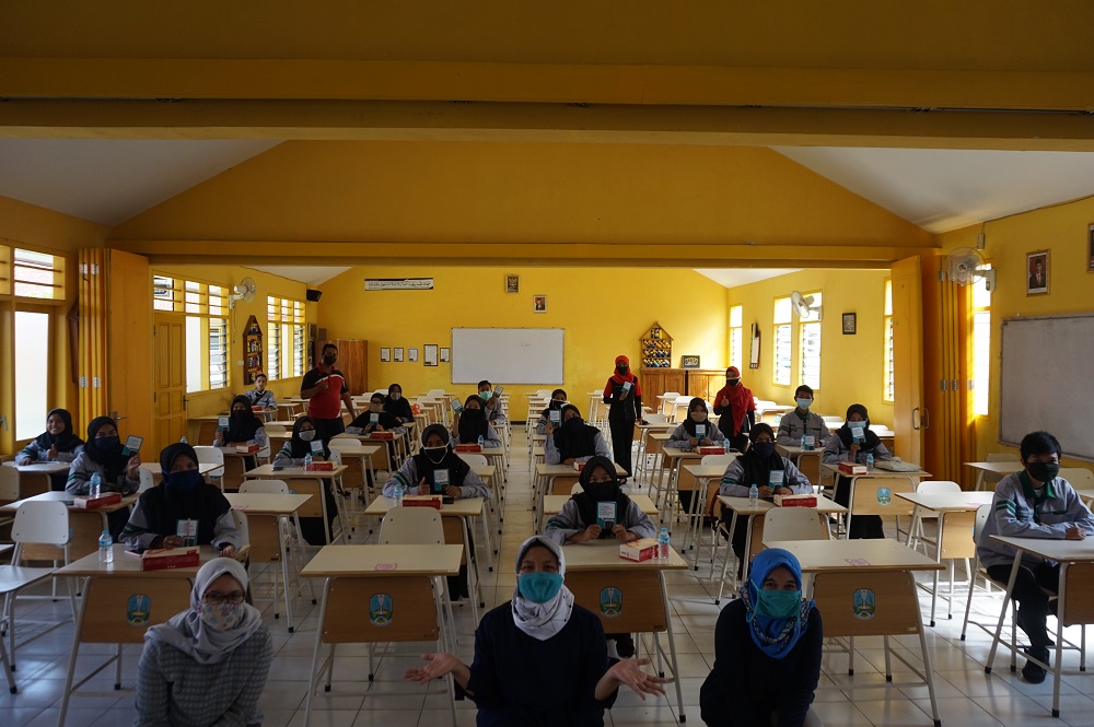 dosen sosiologi bersama pengurus osis smanas